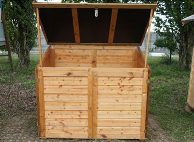 Un coffre de jardin en bois, et hop tout est rangé !